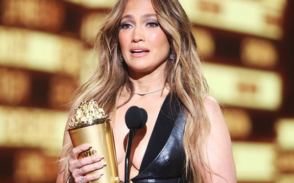 Receiving the award, Jennifer Lopez thanked “heartbreakers”