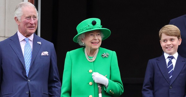 The real reason behind the Queen of England’s “confident green”