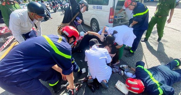The girl fell and broke her arm because her sunscreen got caught in the wheel of a motorbike in Da Nang