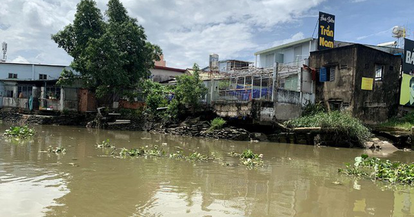 Many houses in Ho Chi Minh City are in danger of collapsing into the river