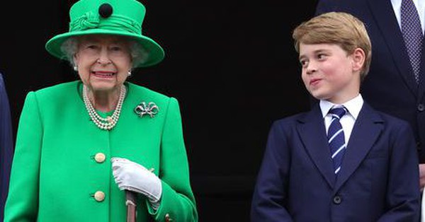 The Queen’s delicate actions on the balcony of the Palace changed her great-grandson George