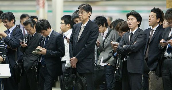 日本人は年末を恐れており、リーダーは従業員を外出に招待する手紙を書くことができません。