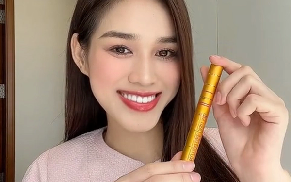 Đỗ Hà khoe bảo bối giúp lông mi dày dài 'thần tốc', dân tình soi giá xong thì... hết hồn
