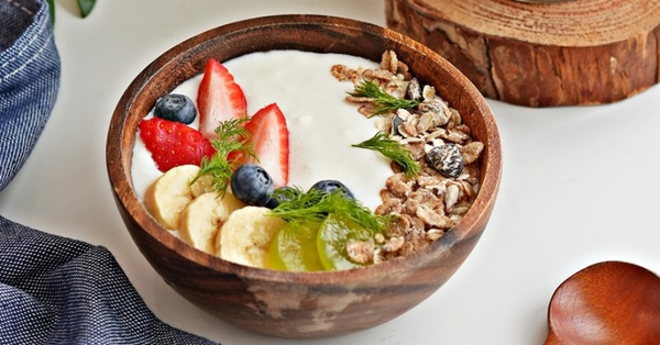 Lợi ích của việc tự làm sữa chua Hy Lạp bằng nồi cơm điện là gì? Tại sao nên sử dụng sữa chua Hy Lạp tự làm để bổ sung dinh dưỡng cho cơ thể?