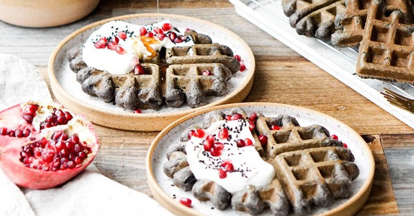 Cách làm bánh waffle mè đen giúp ngủ ngon