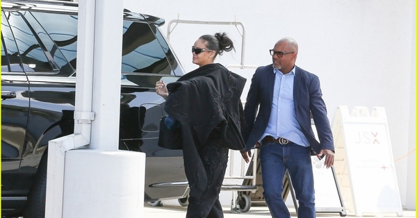 Ca sĩ tỷ phú Rihanna để mặt mộc, mặc đồ "giấu" bụng bầu ra sân bay cùng bạn trai