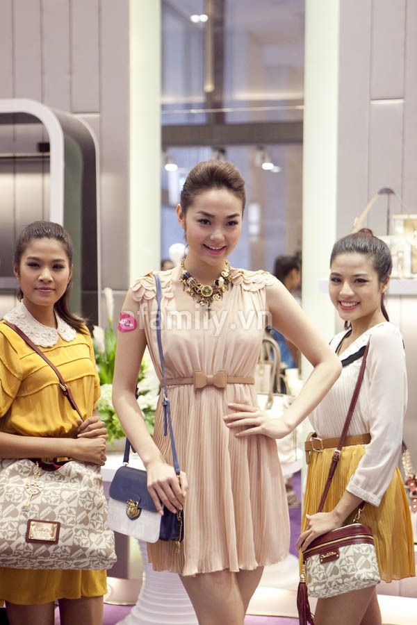Cận cảnh Minh Hằng đẹp từng centimet