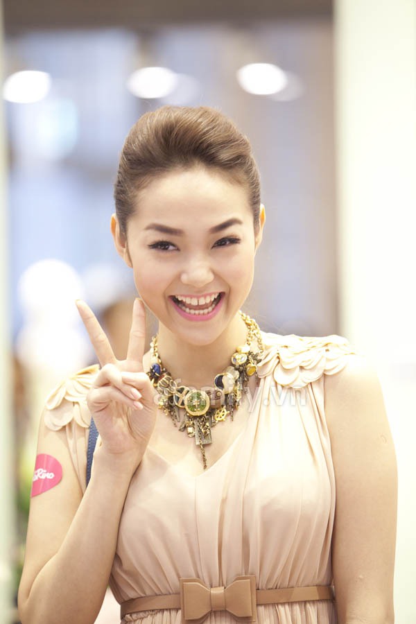 Cận cảnh Minh Hằng đẹp từng centimet