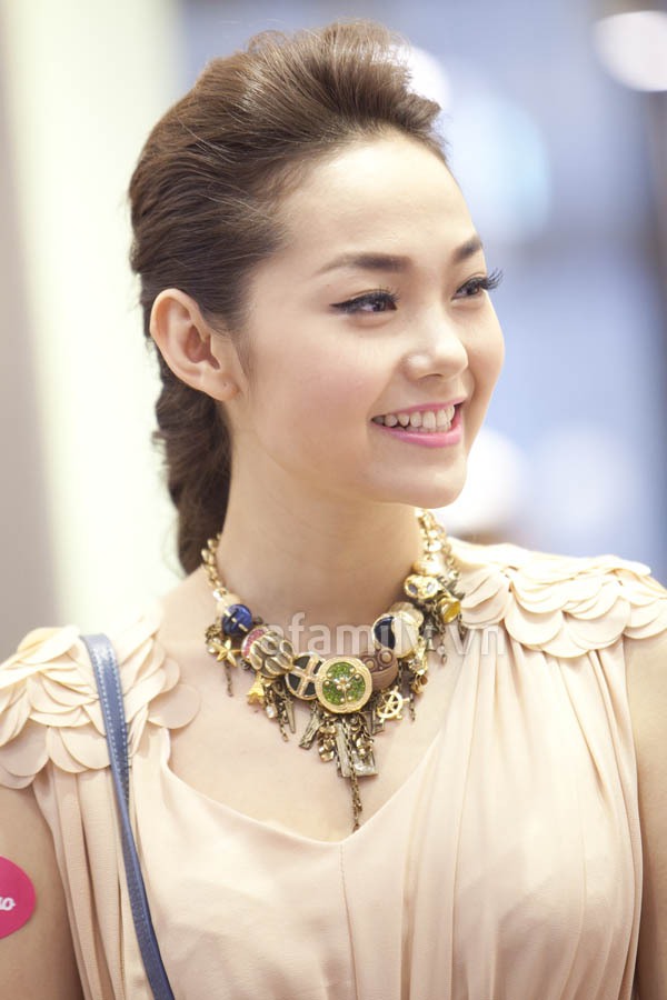 Cận cảnh Minh Hằng đẹp từng centimet