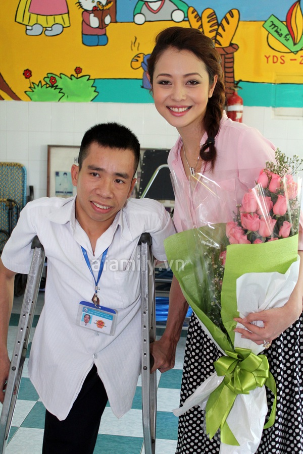 Jennifer Phạm giản dị bất ngờ trong chuyến từ thiện