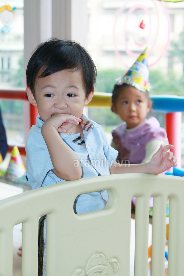 Vân Hugo một mình chăm sóc con trong tiệc sinh nhật