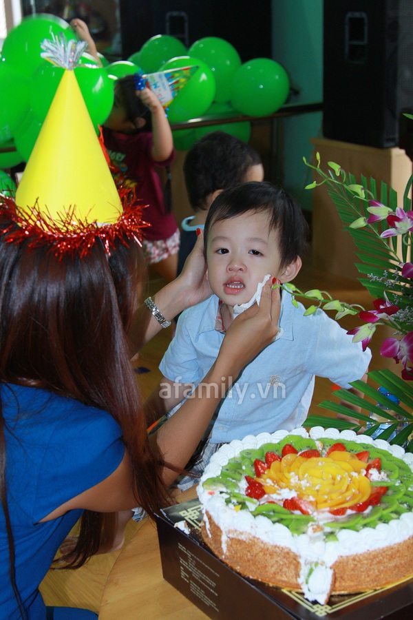 Vân Hugo một mình chăm sóc con trong tiệc sinh nhật