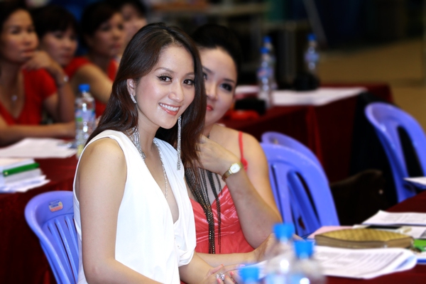 Khánh Thi dịu dàng làm giám khảo Khánh Thi dịu dàng làm giám khảo