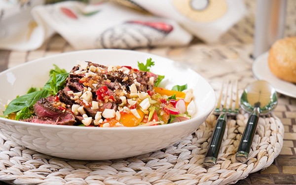 Hướng dẫn Cách làm salad ăn bò bít tết thơm ngon và bổ dưỡng tại nhà