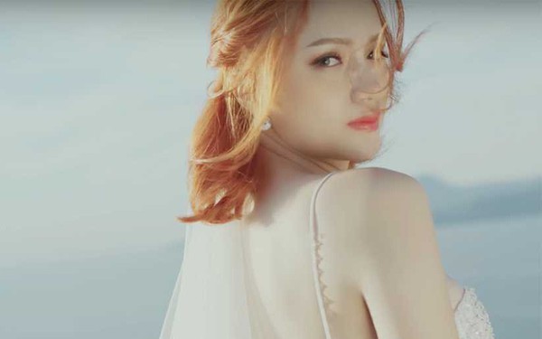 Hương Giang nói về chuyện ''bỏ nghề'' ca sĩ: 10 năm, 20 năm có thể hát, nhưng vương miện chỉ có 1 năm thôi