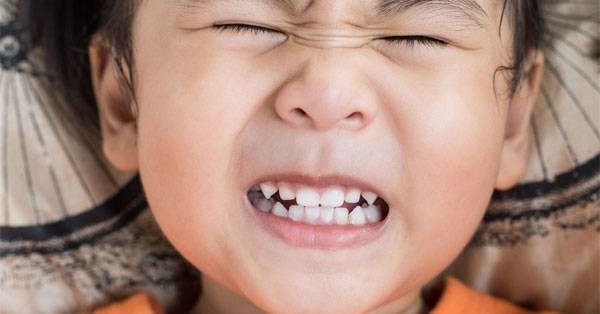 Lắng nghe ngay bác sĩ nha khoa chỉ điểm một số nguyên nhân gây ra hiện tượng nghiến răng ken két ở trẻ nhỏ
