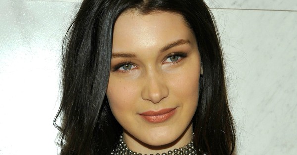 Bella Hadid được bình chọn là người phụ nữ đẹp nhất thế giới, nhan sắc gần như hoàn hảo theo tiêu chuẩn Hi Lạp cổ đại