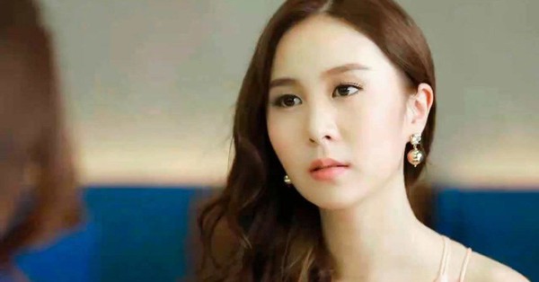 Một lần vào khách sạn, ở quầy lễ tân vợ ngỡ ngàng gặp mẹ chồng đang check-out, nhưng câu chuyện đằng sau mới sốc