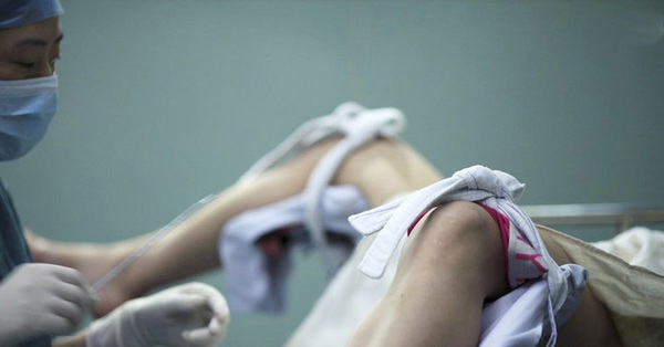 Nhập viện vì đau bụng, bác sĩ thấy đầu em bé nhô ra giữa 2 chân nhưng sản phụ vẫn quả quyết mình không có thai