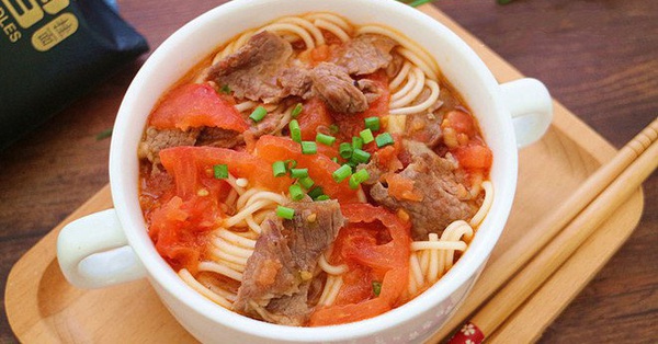 Tối về muộn, tôi làm nồi mì bò cà chua, cả nhà vừa ăn vừa tấm tắc khen ngon