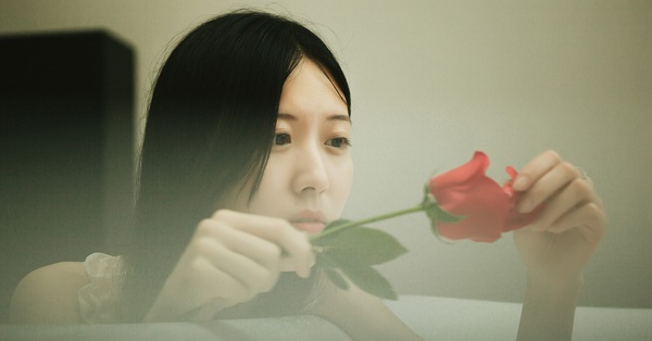 Đi ngang cửa sổ phòng em trai chồng, tôi tái mặt khi trông thấy cảnh tượng bên trong, đến lúc nghe được chuyện kinh khủng hơn từ chính miệng em ấy nói ra, tôi càng sốc nặng hơn