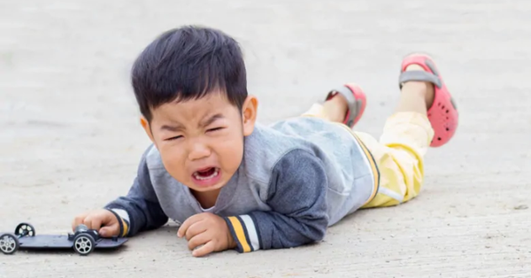 Con hay cáu giận, vùng vằng bất chấp mọi thứ xung quanh thì các mẹ phải