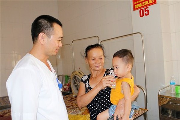 Nghẹn do ăn cháo xương, cháu bé 19 tháng tuổi suýt tử vong