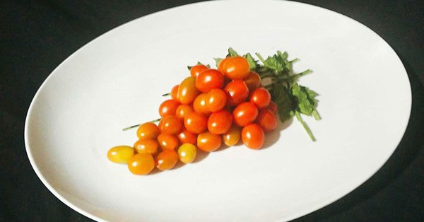Hoa sen, chùm nho... nổi trên đĩa - chị gái cứ bày đồ ăn lên đĩa là phải đẹp, hút nghìn like gây xôn xao MXH