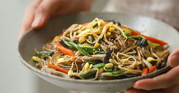 Học người Hàn làm miến xào tơi ngon đúng điệu