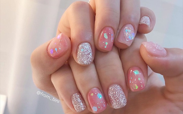 ...

What are some sweet and romantic Valentine\'s Day nail designs?