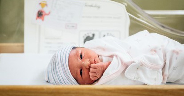 Trẻ sơ sinh vừa chào đời lập tức được mang đi: Y tá sẽ làm gì với em bé trong 10 phút bí ẩn ấy?