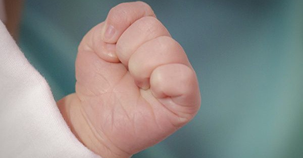 Bé trai 7 tháng tuổi luôn nắm chặt tay, bà nội khó hiểu bèn giục đưa đi khám thì nhận về kết quả khiến cả nhà ngã quỵ