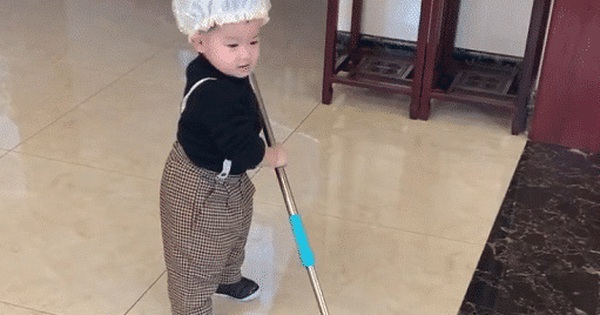 Hình ảnh bé trai 2 tuổi chăm chỉ làm việc nhà đốn tim cư dân mạng, đặc biệt hơn là thái độ trong lúc làm việc
