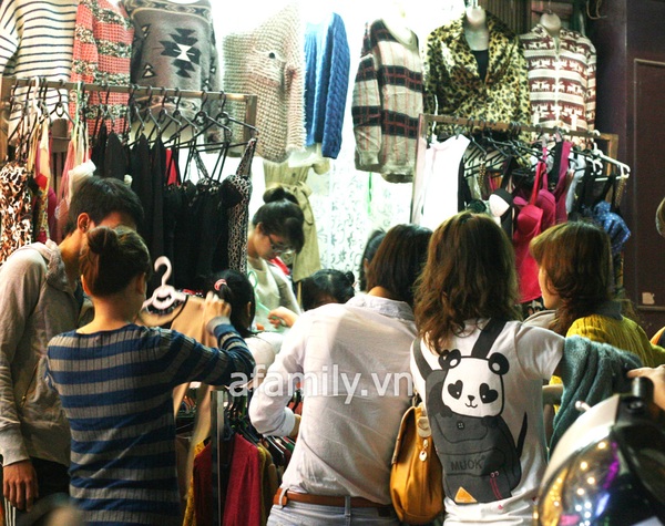 Đầu đông: Quần áo bán trên vỉa hè hút khách, shop thời trang đìu hiu 2