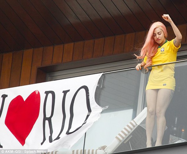 Lady Gaga biến &aacute;o đội Brazil th&agrave;nh v&aacute;y ngắn gợi cảm 4