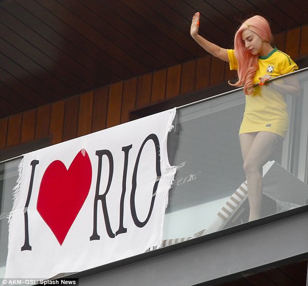 Lady Gaga biến &aacute;o đội Brazil th&agrave;nh v&aacute;y ngắn gợi cảm 2