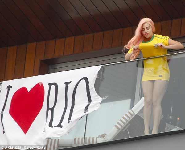 Lady Gaga biến &aacute;o đội Brazil th&agrave;nh v&aacute;y ngắn gợi cảm 3