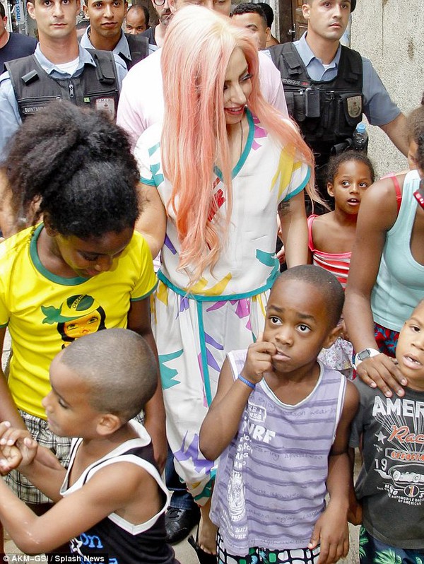 Lady Gaga biến &aacute;o đội Brazil th&agrave;nh v&aacute;y ngắn gợi cảm 6