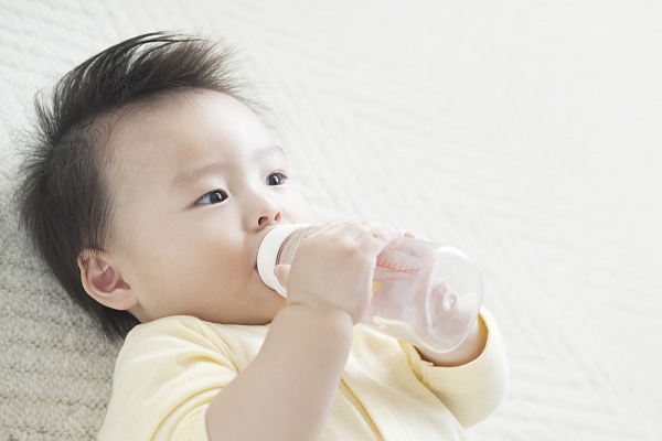 Lưu ý về chế độ nước cho trẻ 1 - 2 tuổi 1
