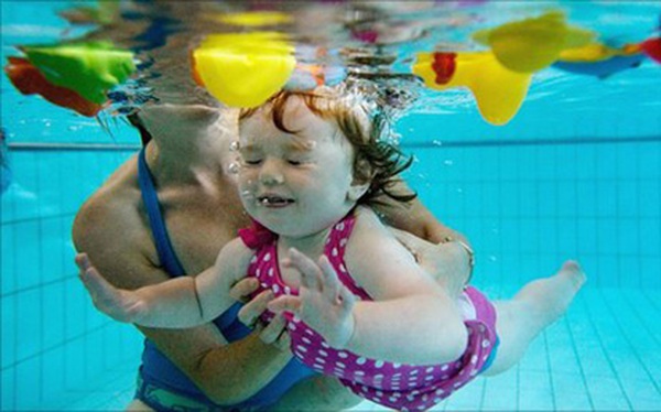 Como enseñar a nadar a un niño