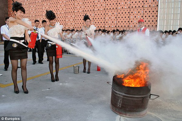 Váy ngắn, hở vai, giày cao gót: làm cứu hỏa 