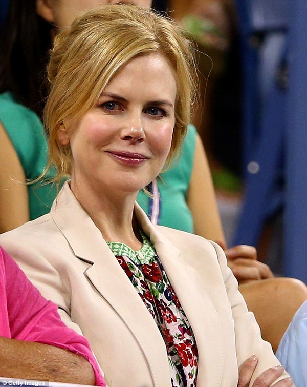 Vợ chồng Nicole Kidman hôn 