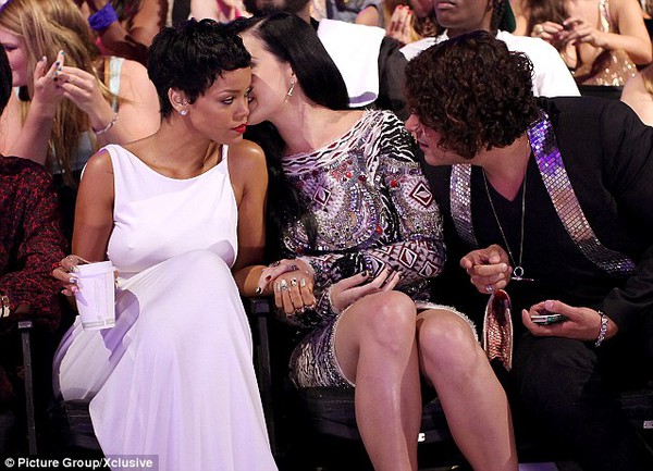 Katy hôn vai Rihanna dưới khán đài