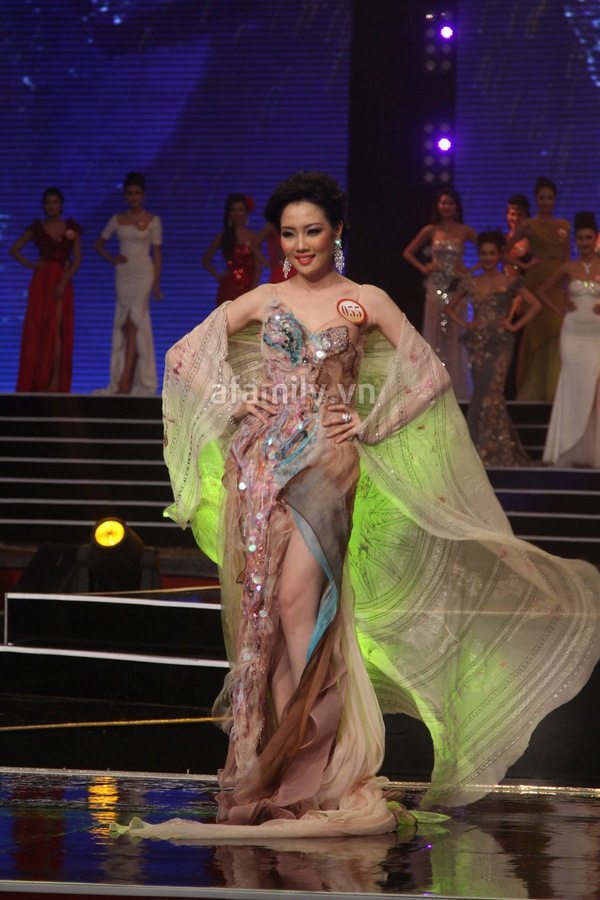 Đặng Thu Thảo đăng quang Hoa hậu Việt Nam 2012
