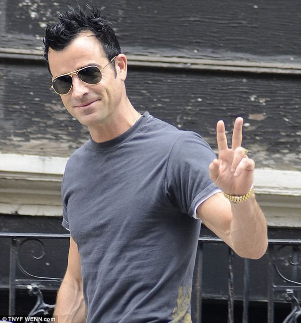 Justin Theroux lộ diện sau khi cầu hôn Jennifer Aniston