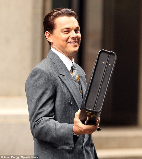 Leonardo DiCaprio kh&oacute; chịu v&igrave; fan bủa v&acirc;y