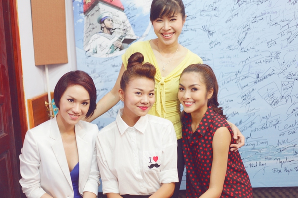 Thanh Hằng, H&agrave; Tăng nh&iacute; nhố trong ph&ograve;ng thu