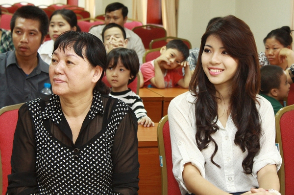 Á khôi Miss Sport vui Trung thu cùng các em nhỏ Á khôi Miss Sport vui Trung thu cùng các em nhỏ