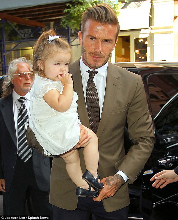 Bố con Beckham theo mẹ dự tuần lễ thời trang