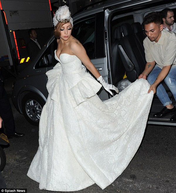 Lady Gaga mặc váy cưới đi... ăn tối Lady Gaga mặc váy cưới đi... ăn tối